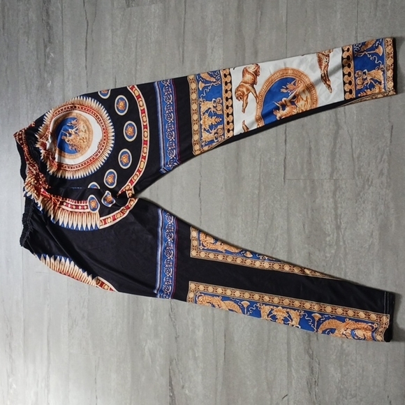 Women's Trendy Graphic Legging Size large. - Picture 3 of 13